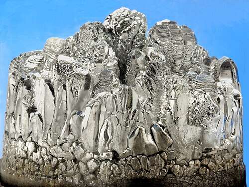 Rounded and highly reflective metallic crystals