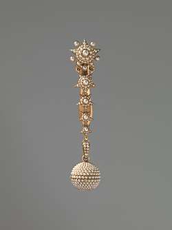 A so-called "Boule de Genève" with a matching chatelaine covered in white pearls. Amsterdam Museum
