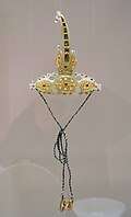 Turban ornament, North India, Delhi or Jaipur, 18th–19th century, antigorite, gold, pearls, glass. Ethnological Museum, Berlin
