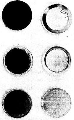 Aspecto de los espejos Os, Ag y Au posterior al vuelo desde los paneles frontales (imágenes de la izquierda) y posteriores del transbordador espacial. El ennegrecimiento revela oxidación debido a la irradiación por átomos de oxígeno.[52]​[53]​