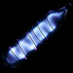 绕线的玻璃管放出蓝光